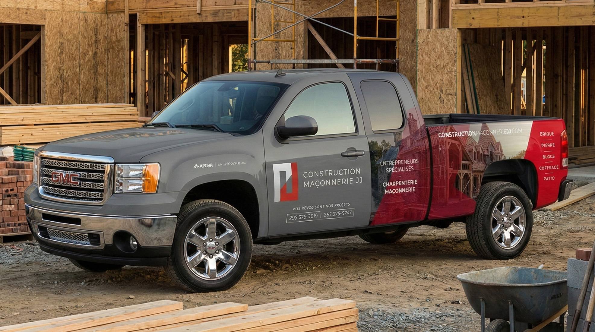 Camionnette Construction Maçonnerie JJ sur un chantier résidentiel